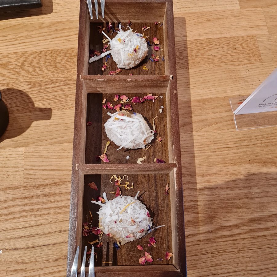 Kokos-Dessert mit essbaren Blüten – Gästefoto