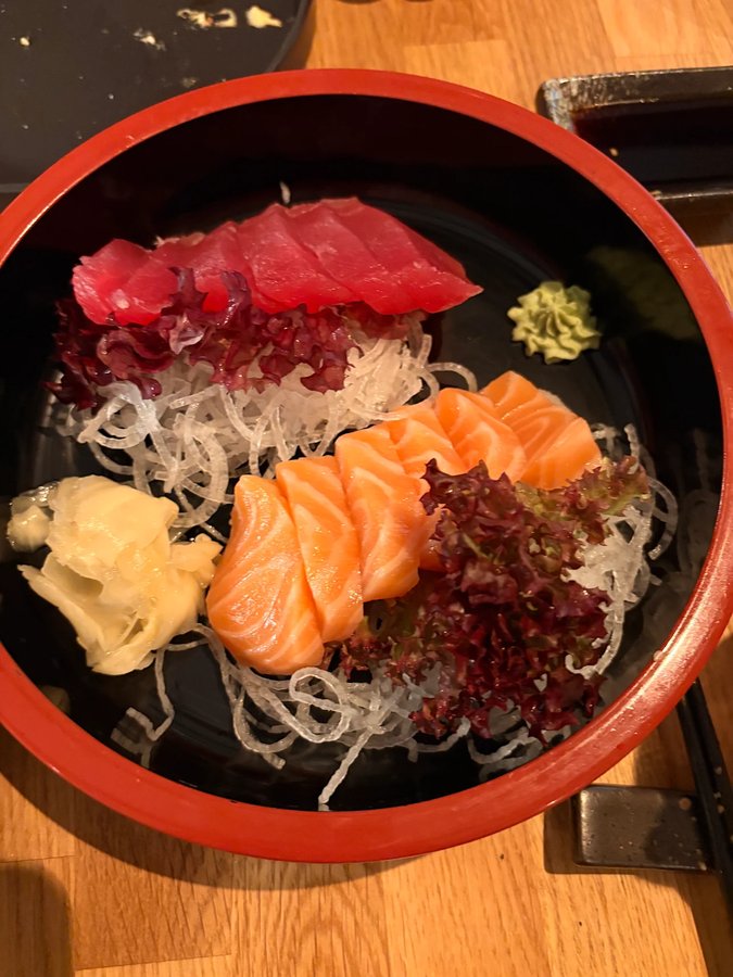 Sashimi-Teller mit Thunfisch und Lachs – Gästefoto