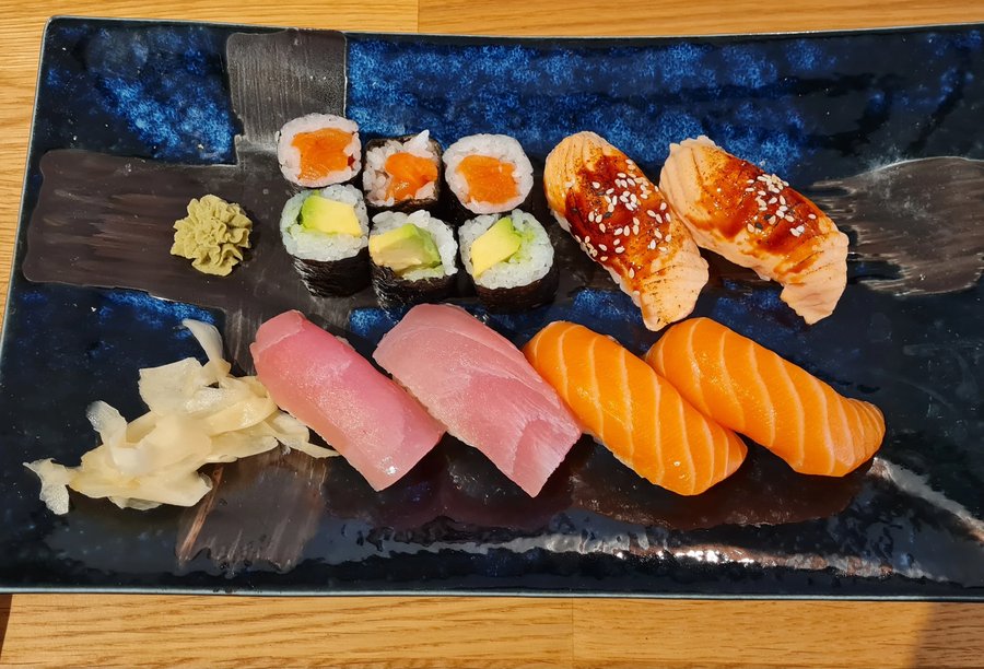 Sushi- und Sashimi-Teller – Gästefoto